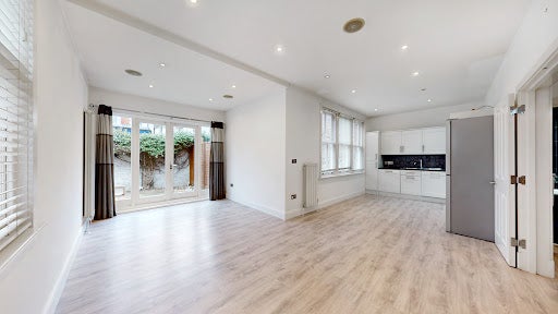 Flat Fielding Road in Greater London