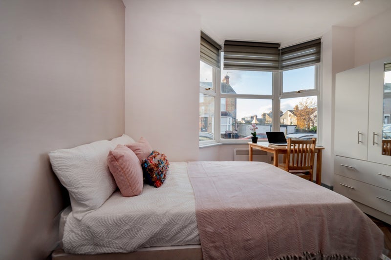 Room Rawdon Road in Maidstone