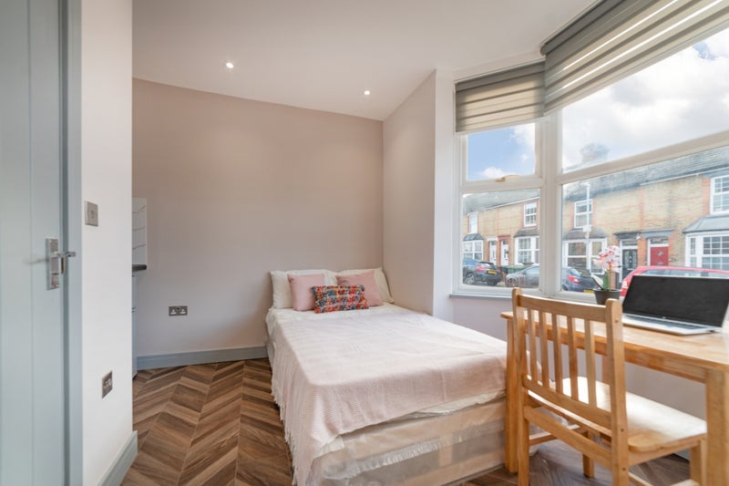 Room Rawdon Road in Maidstone