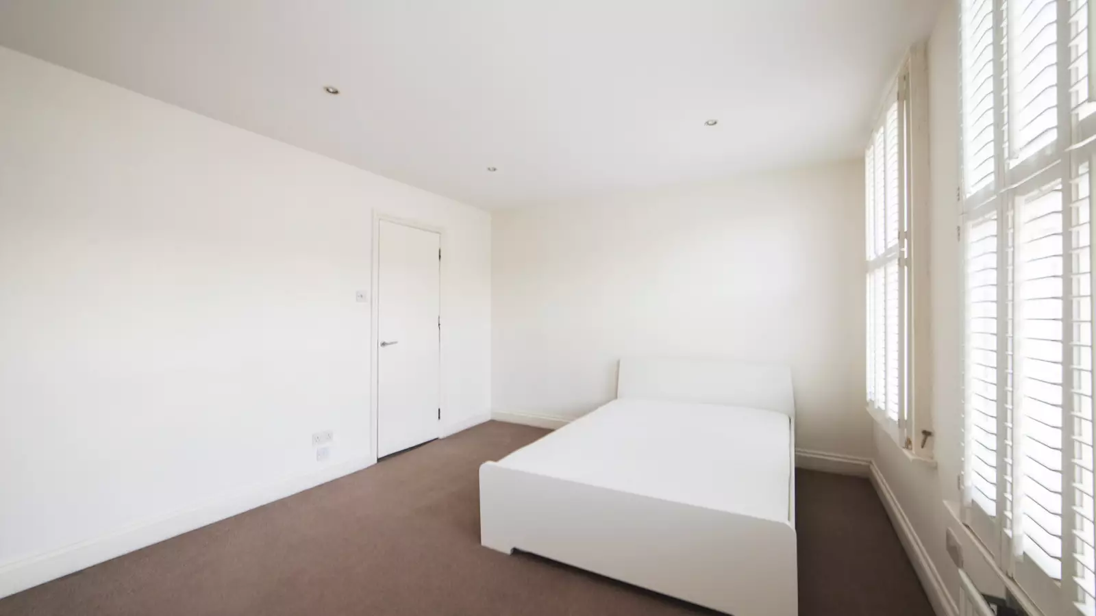 Flat Rosaville Road in Greater London