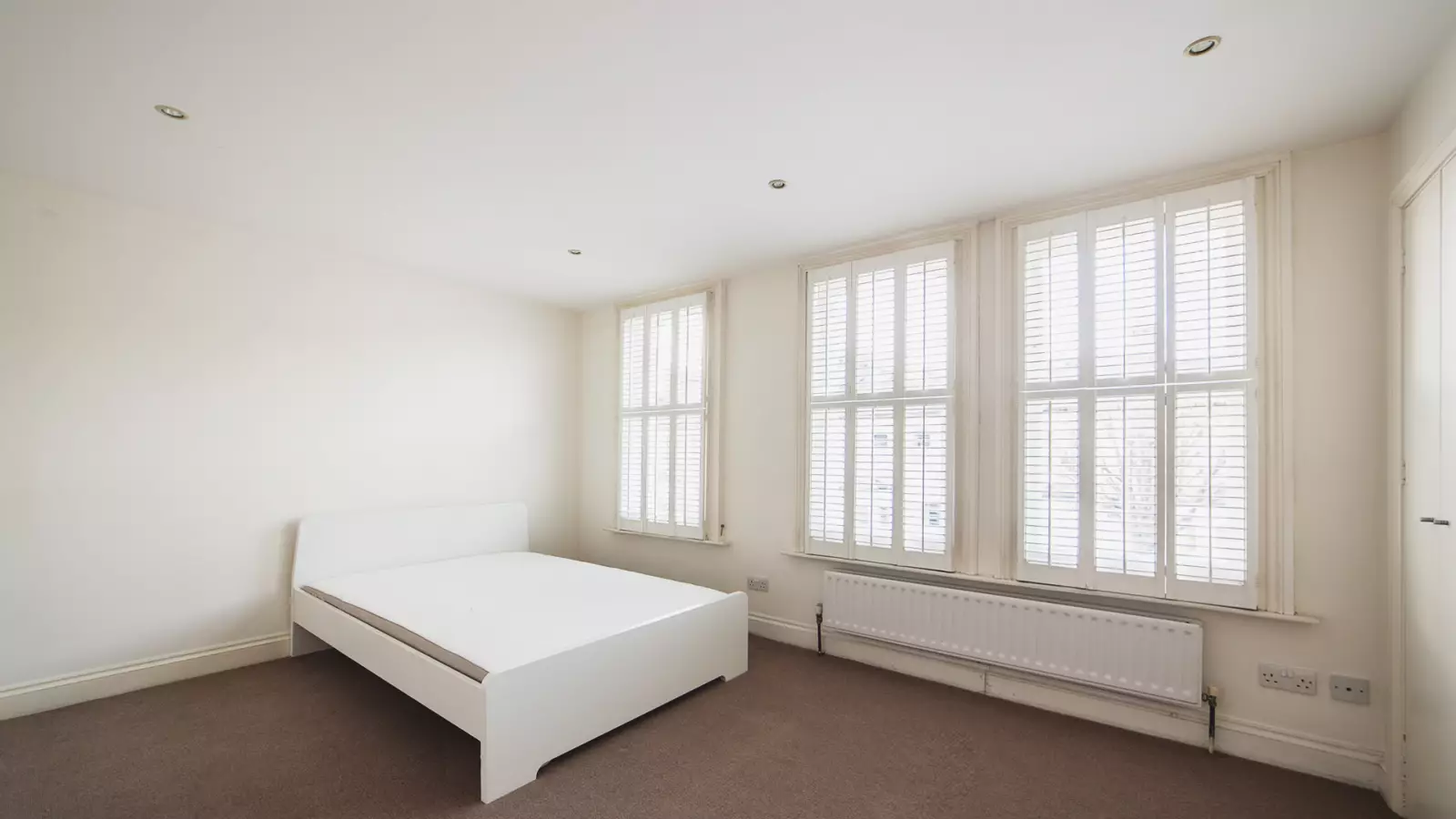 Flat Rosaville Road in Greater London