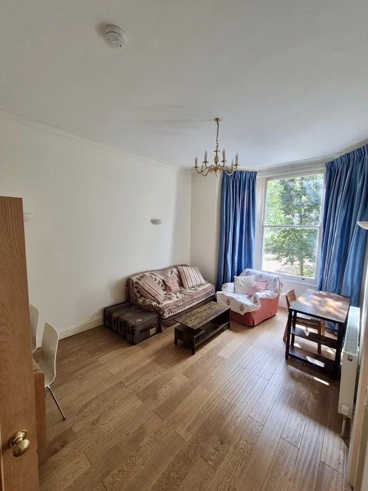 Flat Earl's Court Road in Greater London