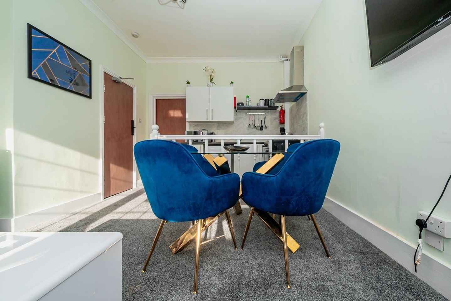 Flat Holly Road in Greater London