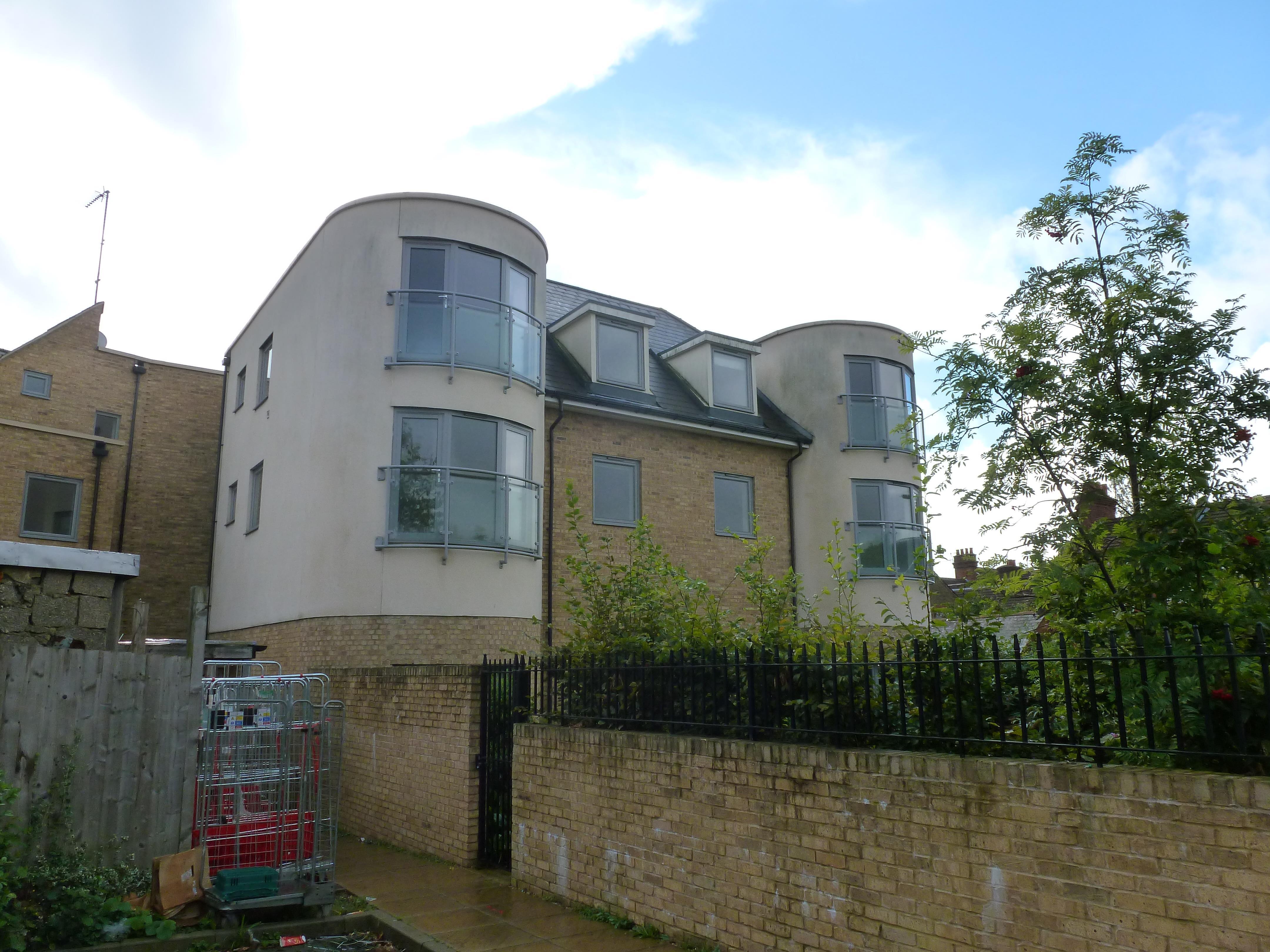Flat Whippendell Road in Watford