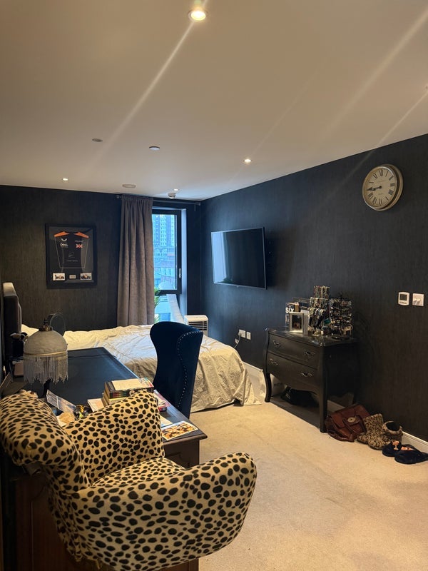 Room Commercial Street in Greater London