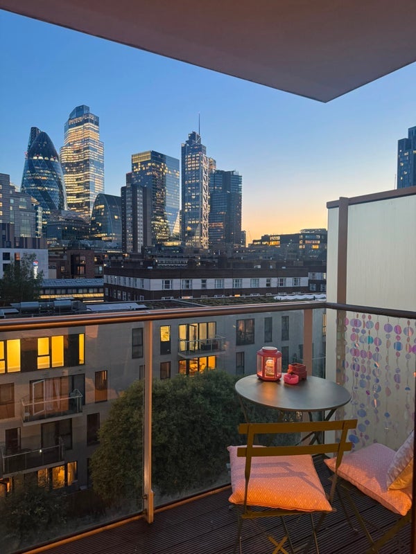 Room Commercial Street in Greater London