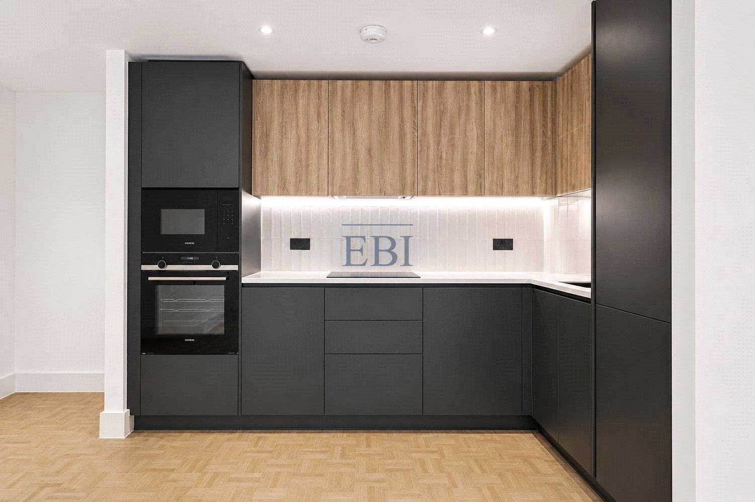 Flat Monarch Square in Greater London
