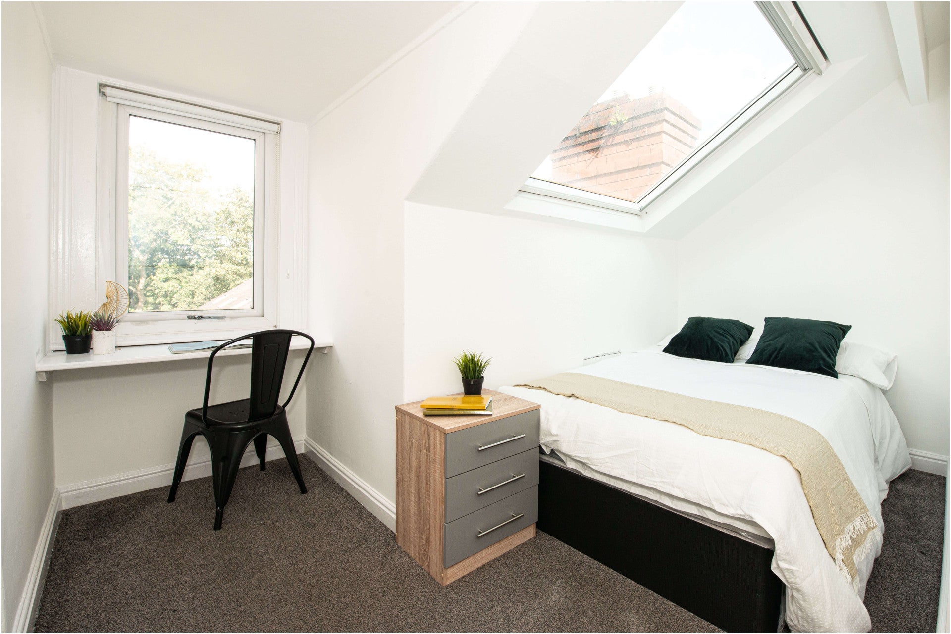 Room Hartley Avenue in Leeds