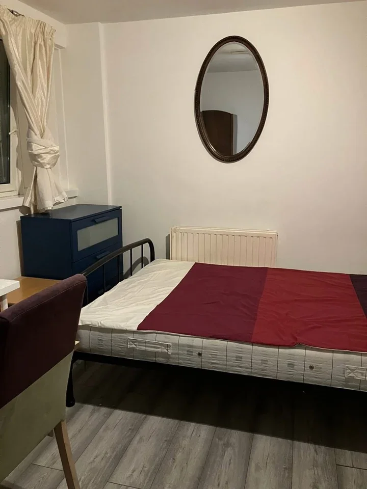 Room Rolls Road in Greater London