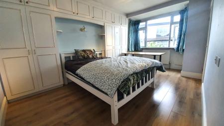 Room Watford Way in Greater London