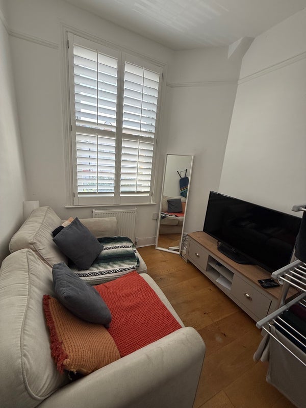 Room Salterford Road in Greater London