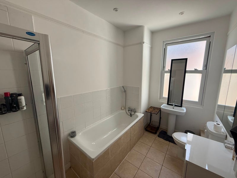 Room Salterford Road in Greater London