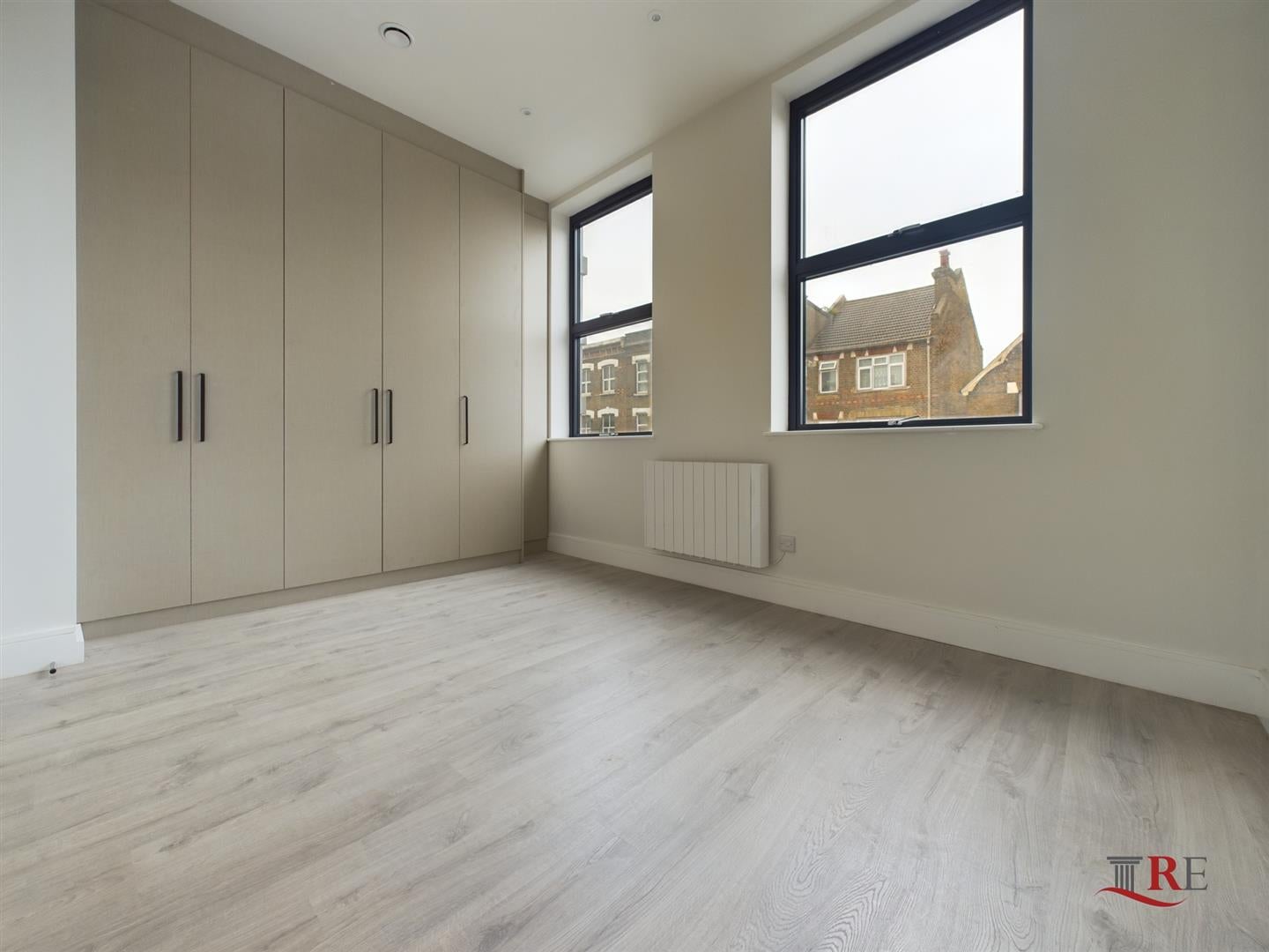 Flat Harrow Road in Greater London