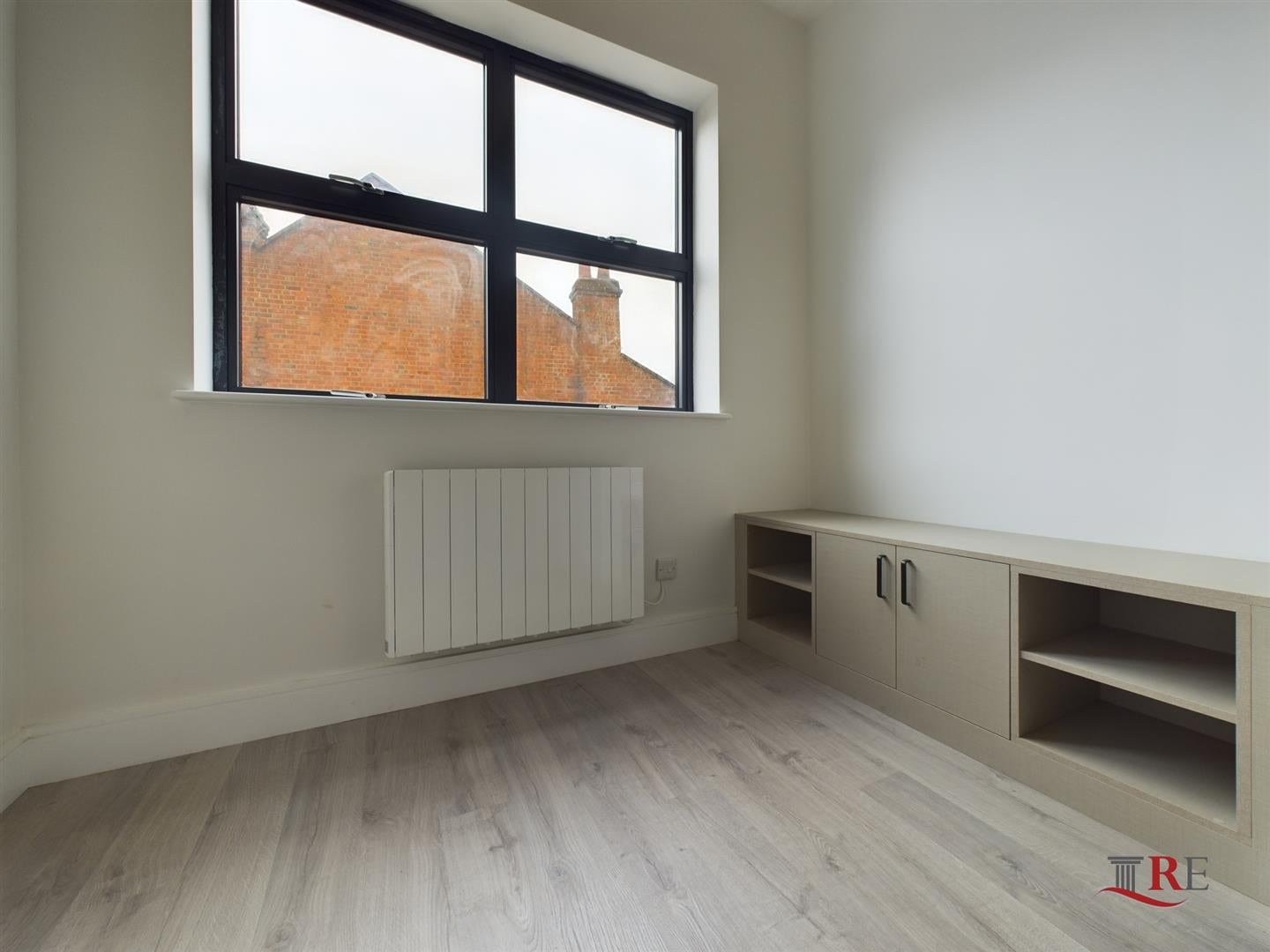 Flat Harrow Road in Greater London
