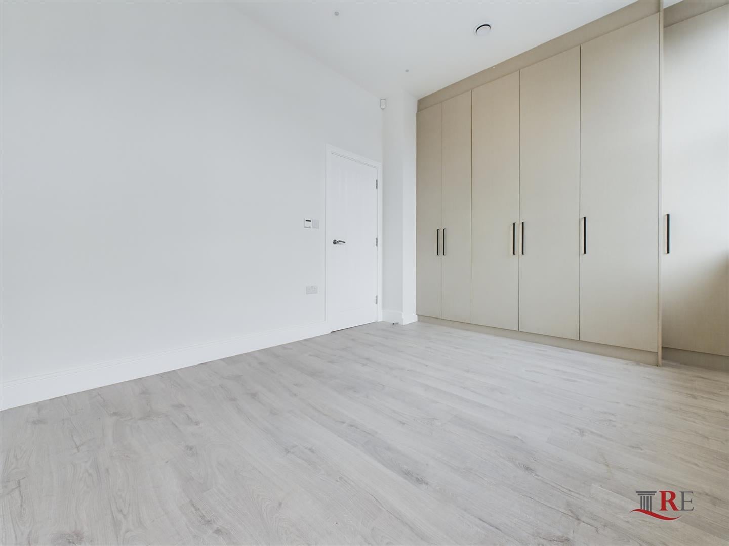 Flat Harrow Road in Greater London