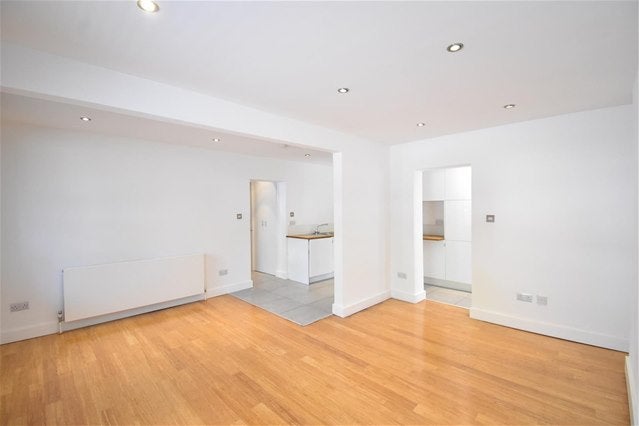 Flat Ewell Road in Greater London