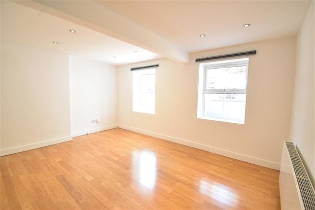 Flat Ewell Road in Greater London