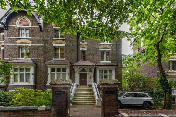 Flat Fitzjohn's Avenue in Greater London