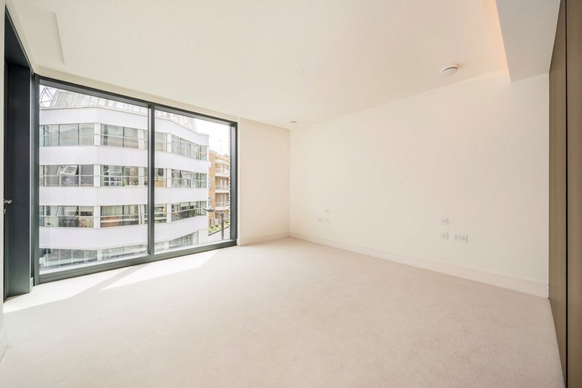 Flat Harbour Avenue in Greater London