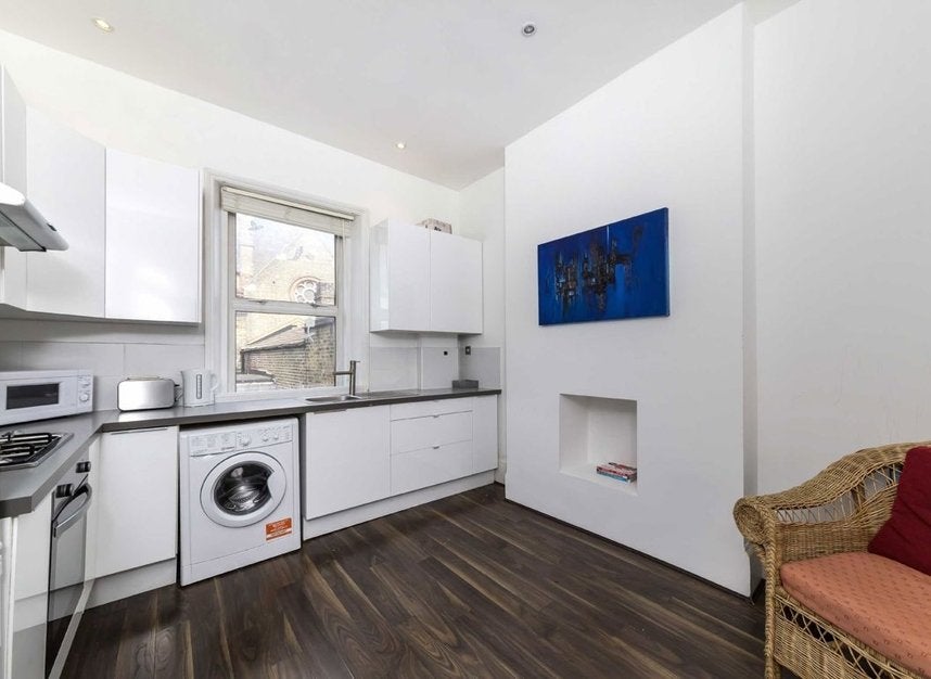 Flat Clapham High Street in Greater London