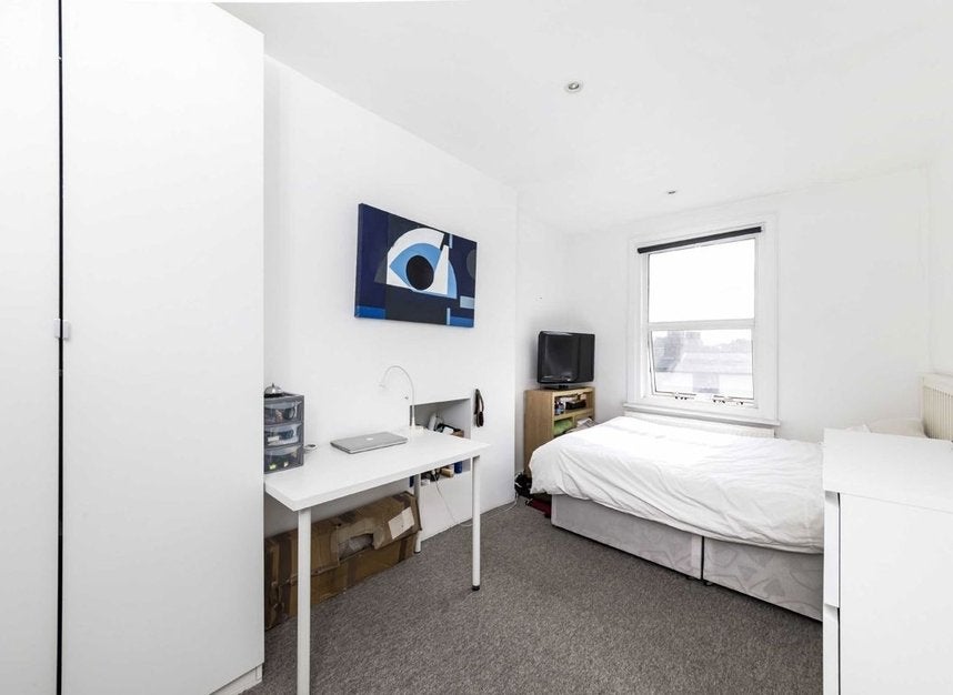 Flat Clapham High Street in Greater London