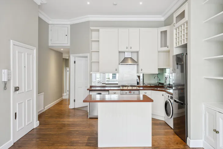 Flat Longridge Road in Greater London
