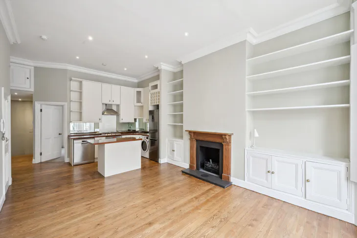 Flat Longridge Road in Greater London