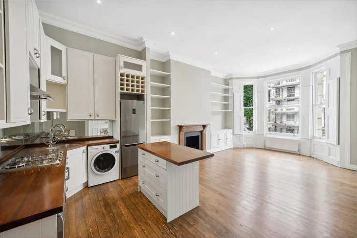 Flat Longridge Road in Greater London