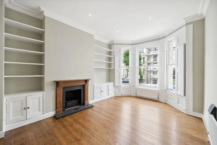 Flat Longridge Road in Greater London
