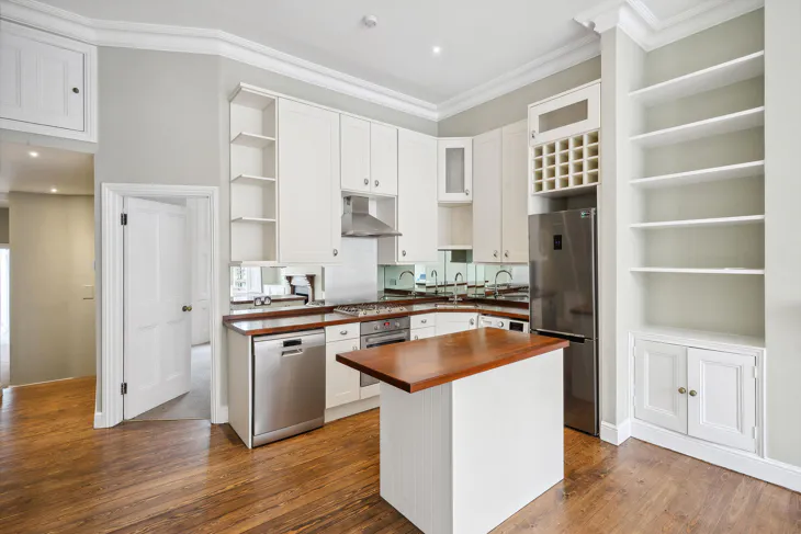 Flat Longridge Road in Greater London