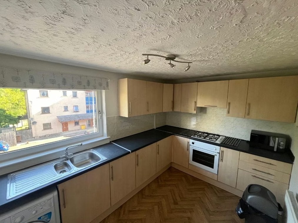 Flat Calder Grove in City of Edinburgh