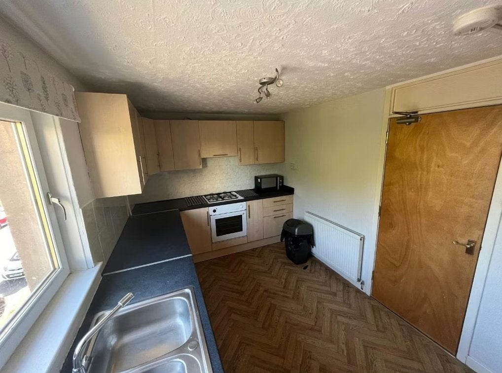 Flat Calder Grove in City of Edinburgh