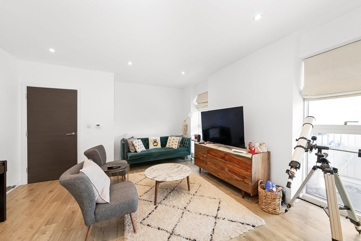 Flat Hatcham Street in Greater London