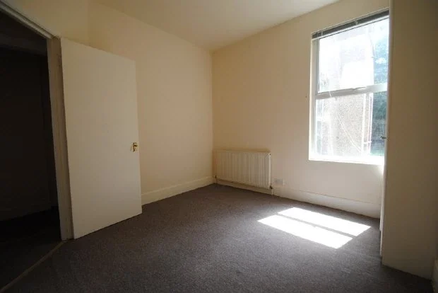 Flat Whorlton Road in Greater London