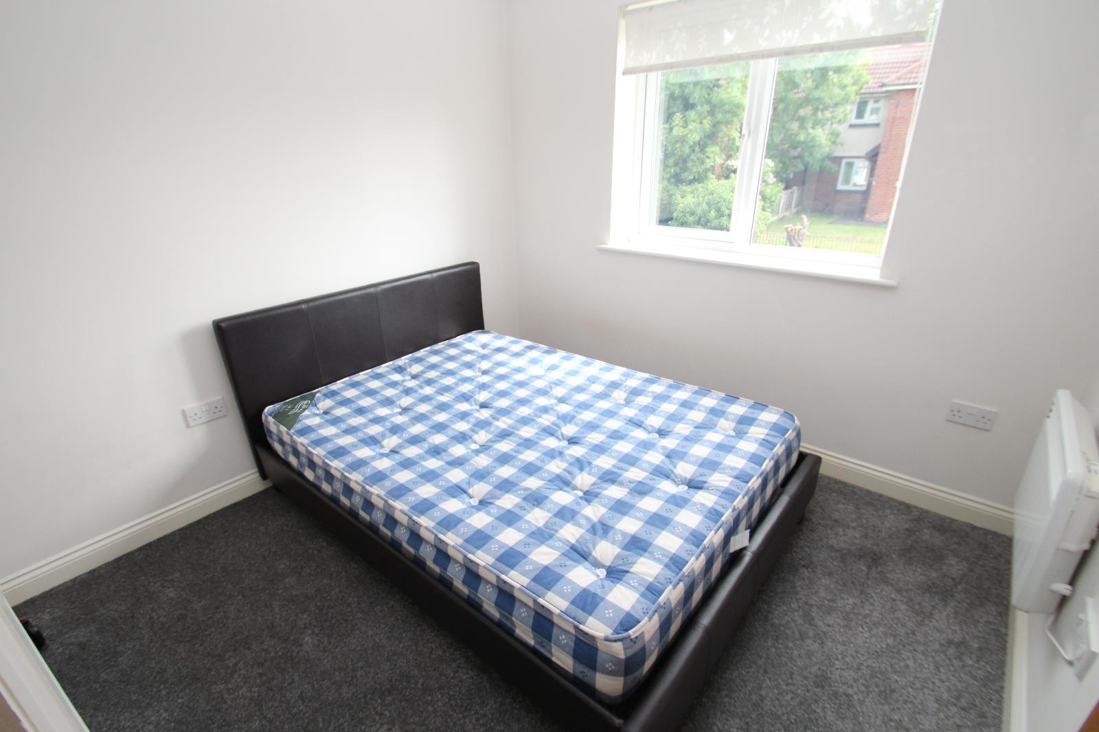 Flat Potternewton Lane in Leeds