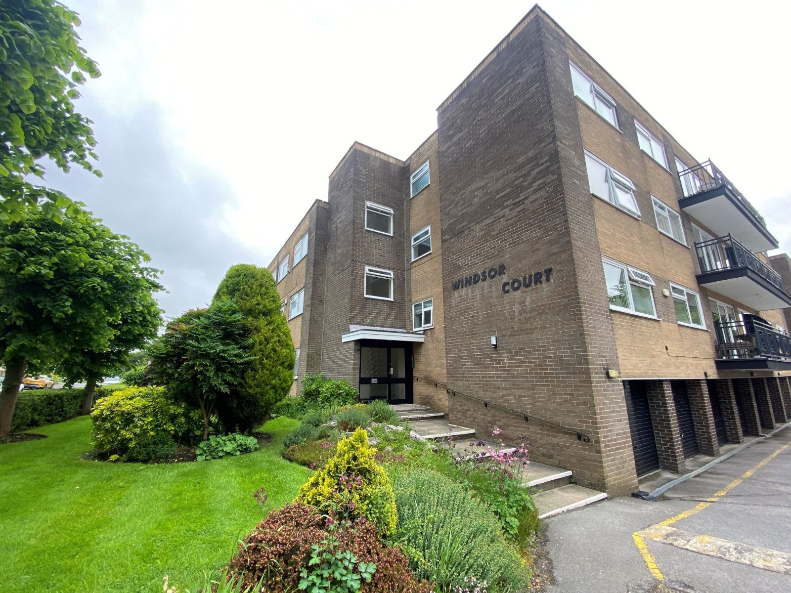 Flat Parklands Close in Leeds