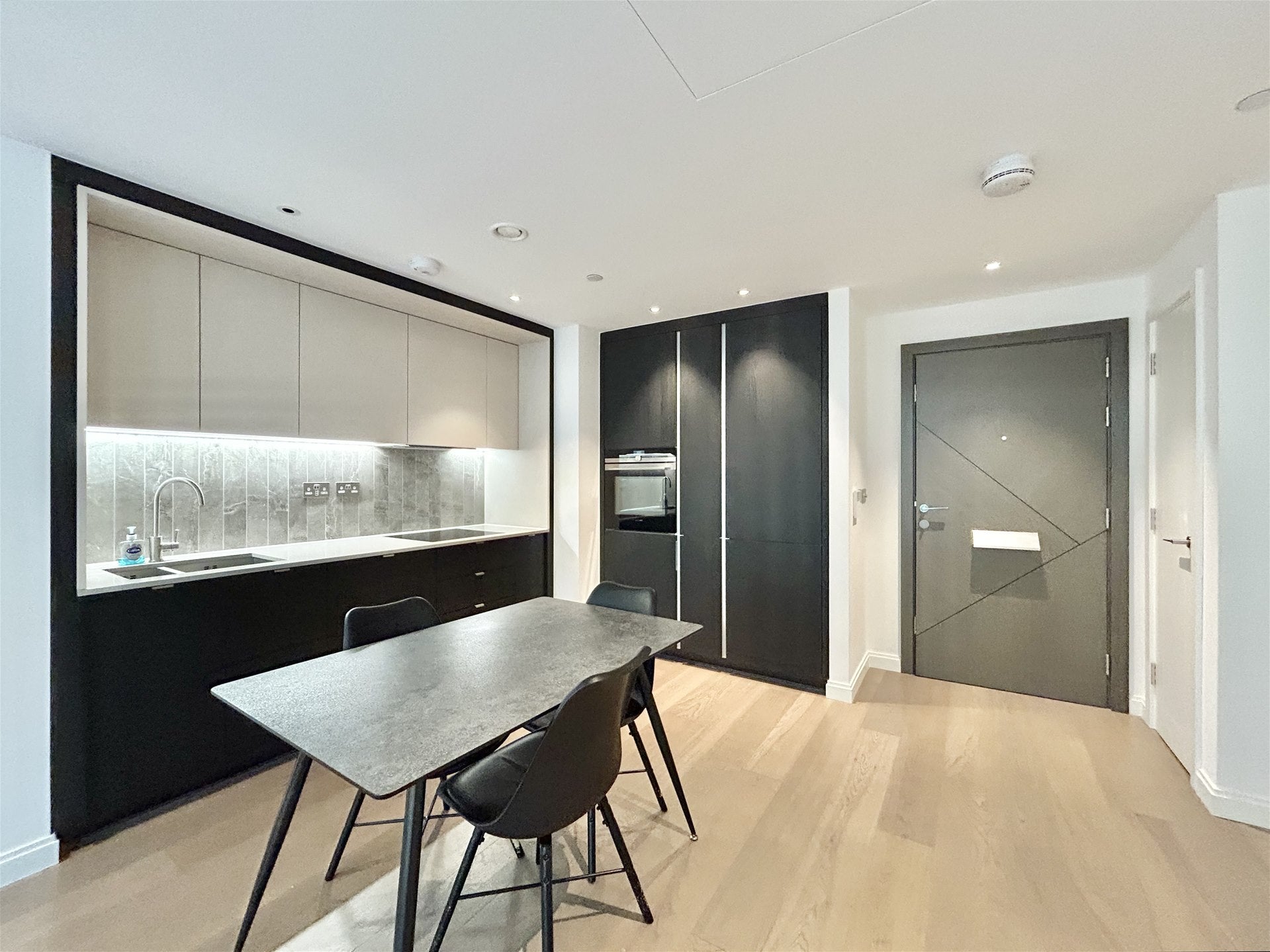 Flat Kennington Lane in Greater London