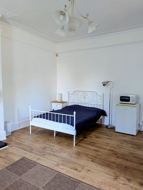 Room Sussex Place in Slough