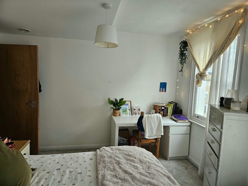 Room Atwood Road in Greater London