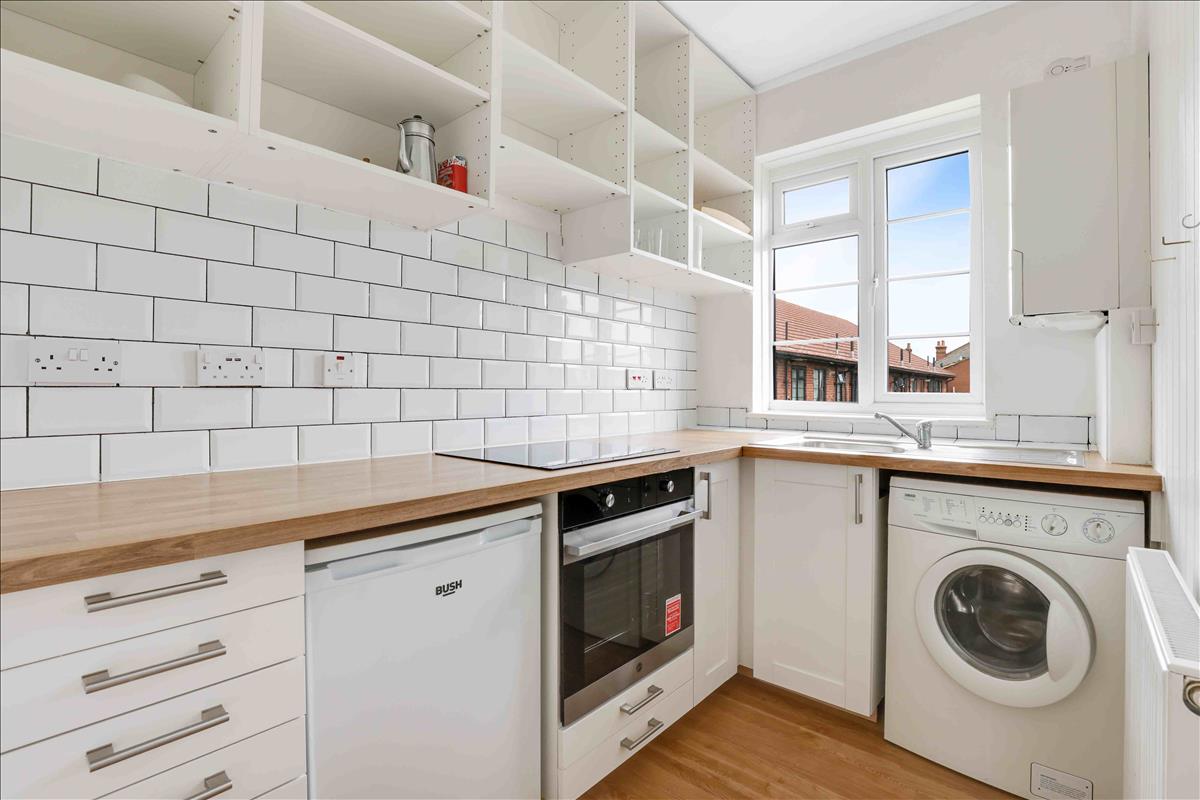 Flat Bishopsthorpe Road in Greater London