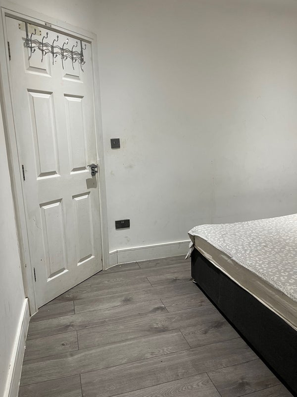 Room Hayfield Road in Greater London