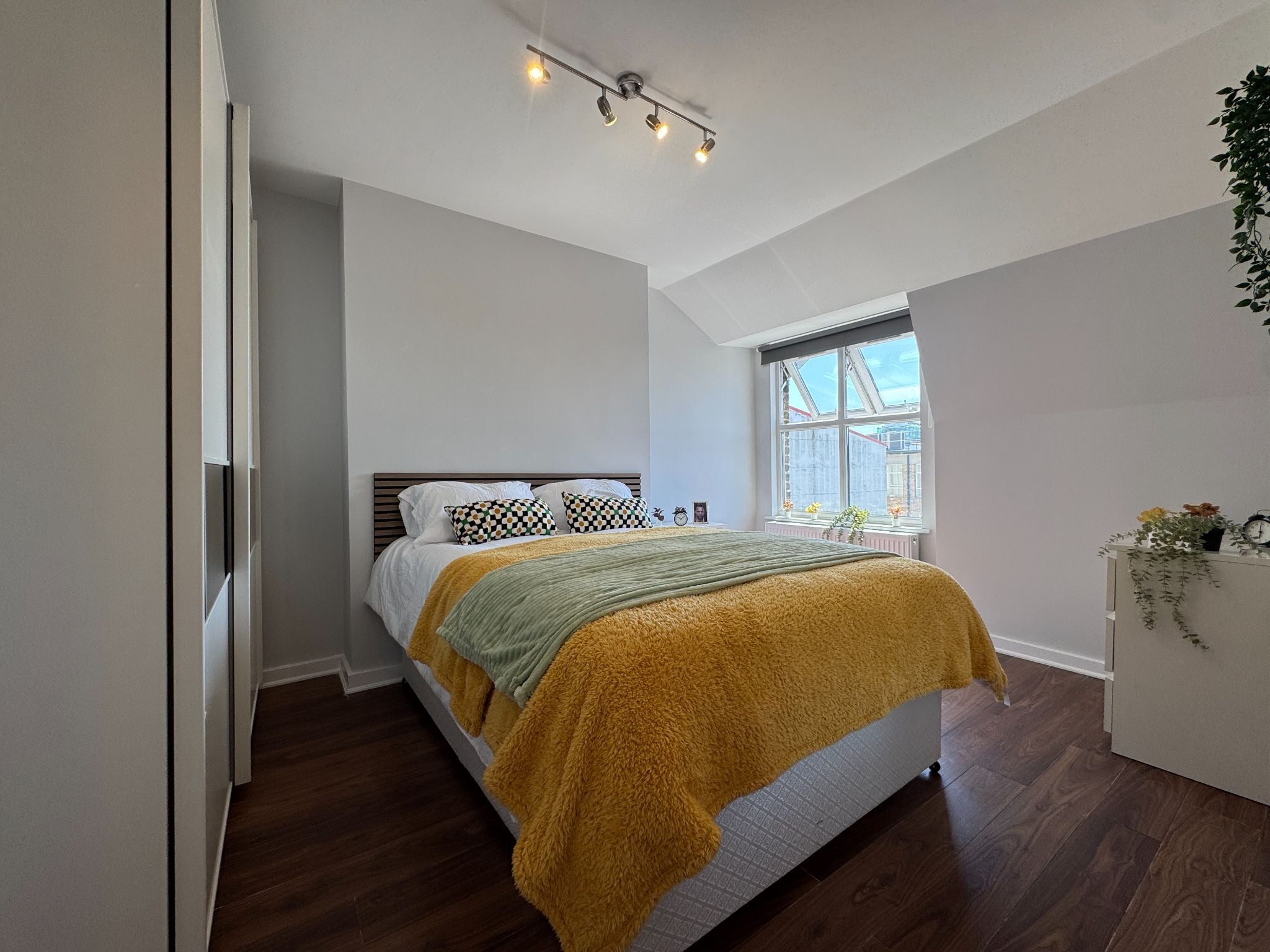 Flat Barningham Way in Greater London