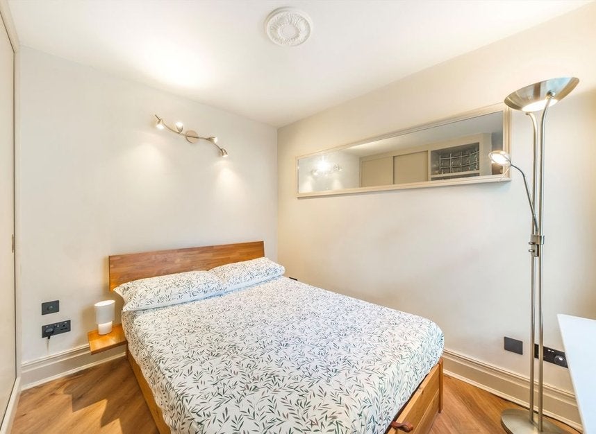 Flat Clanricarde Gardens in Greater London