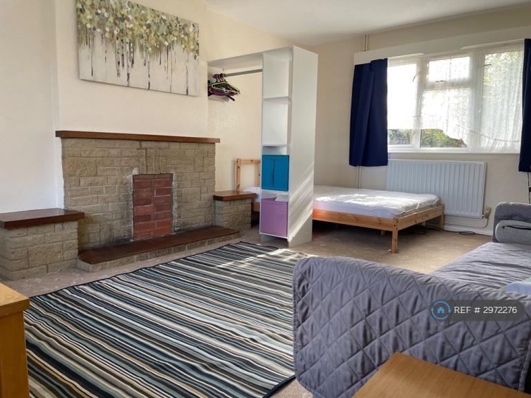 Room Millards Close in Cranfield