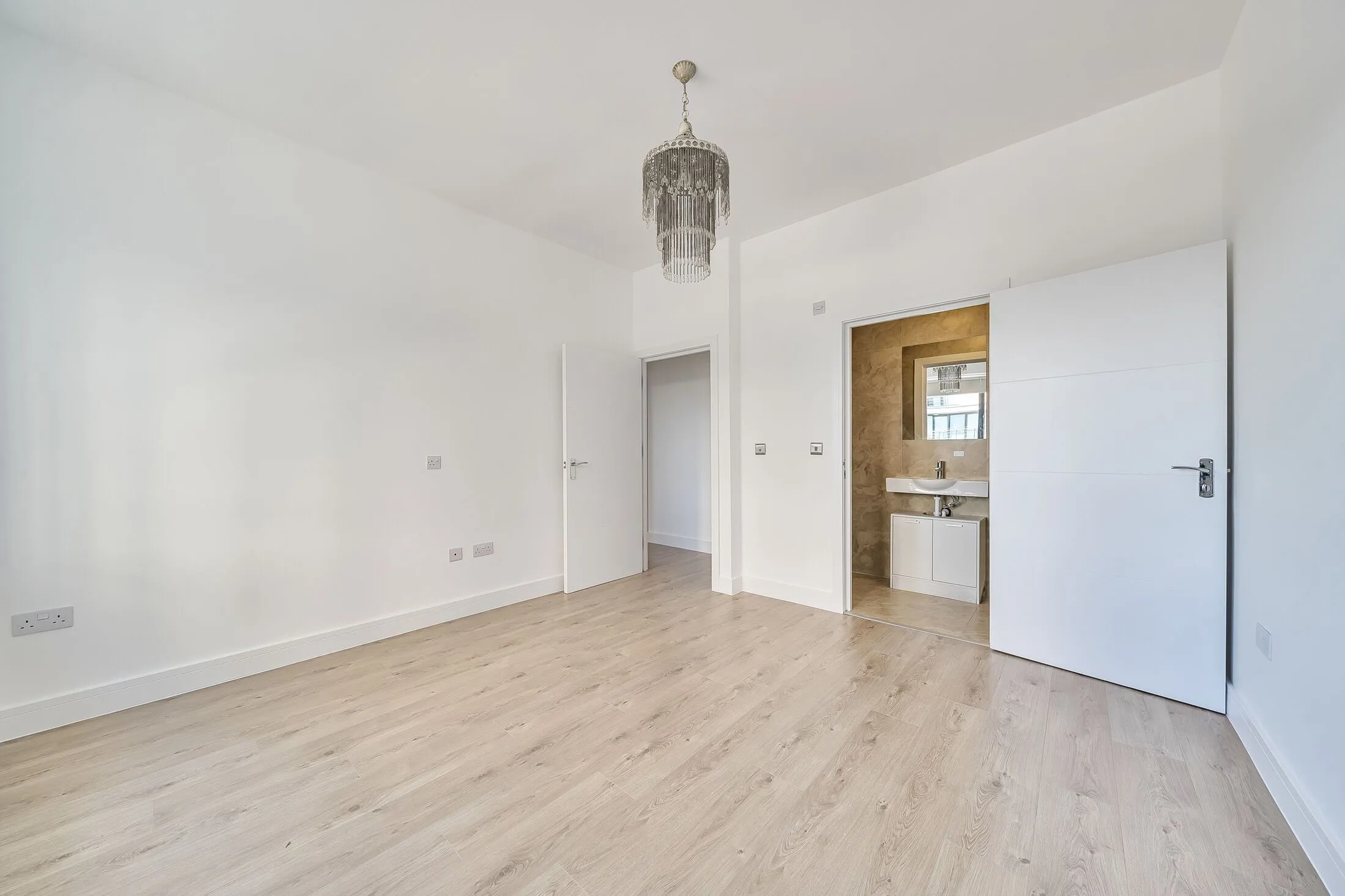 Flat Ballards Lane in Greater London