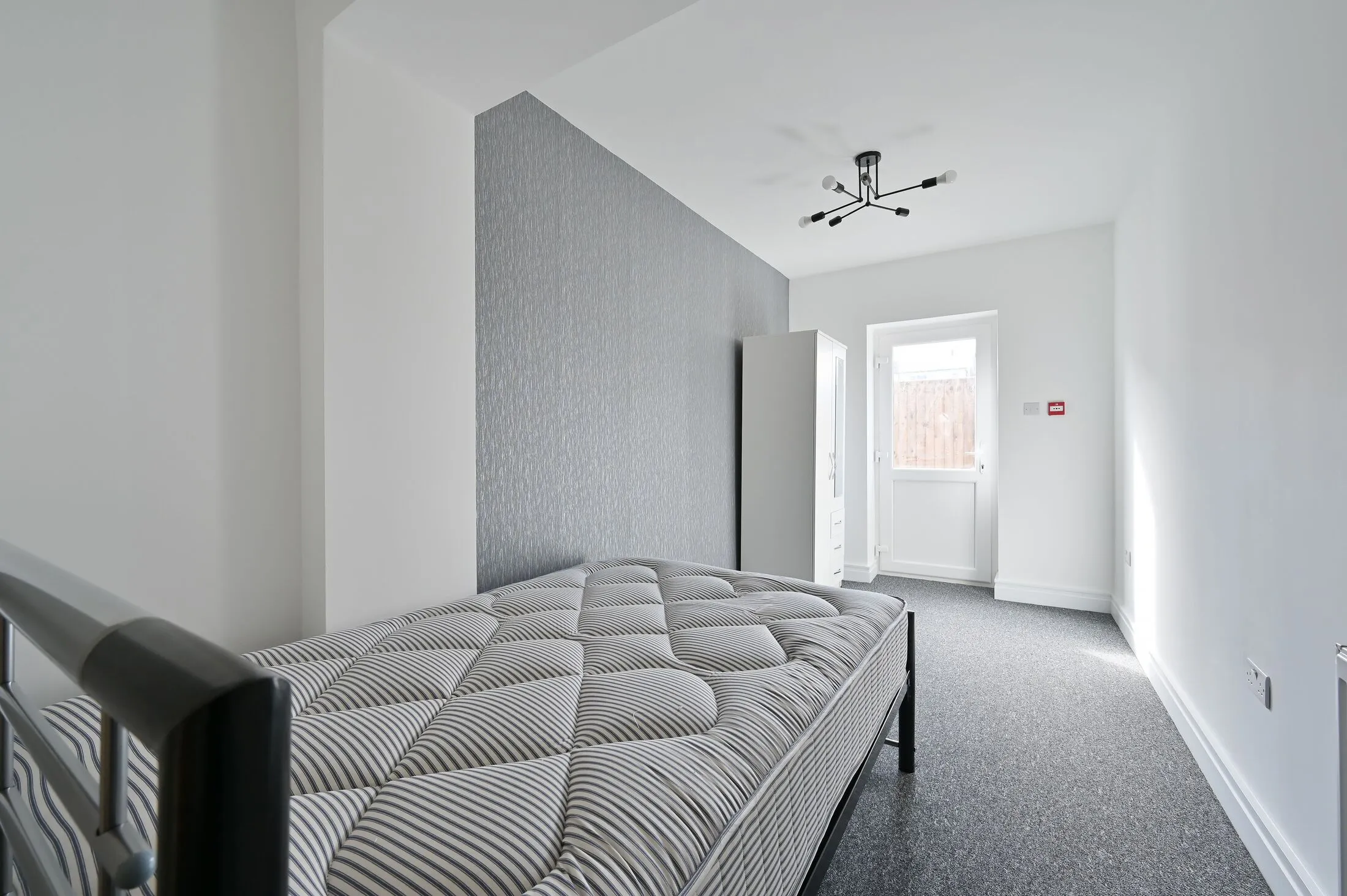 Room Whippendell Road in Watford