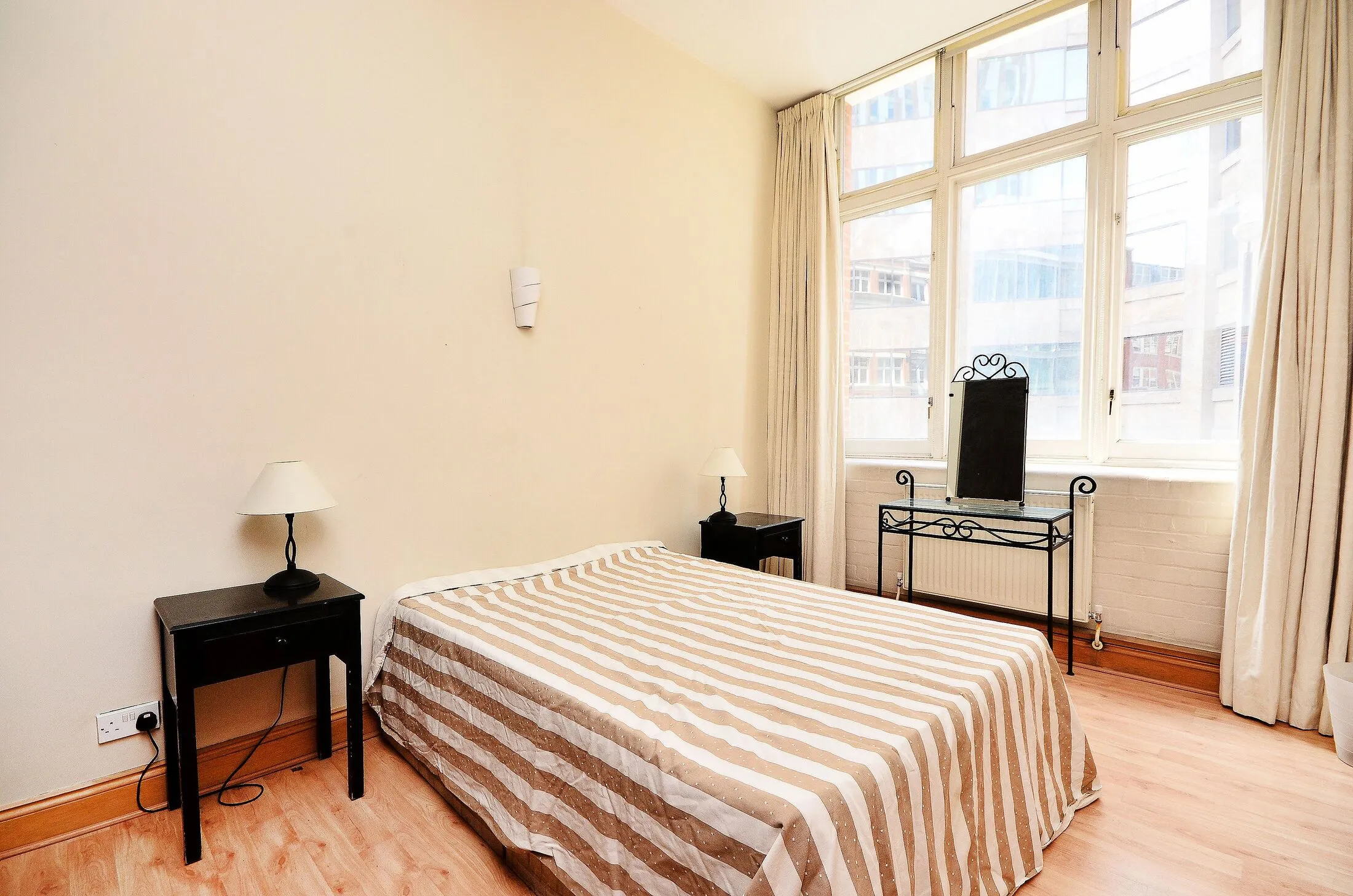 Flat Middlesex Street in City of London