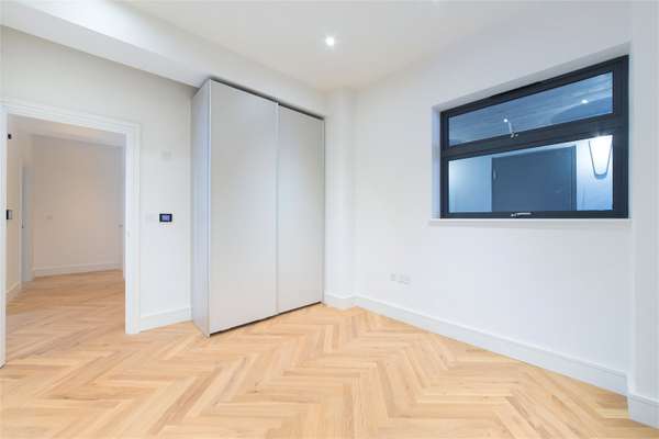 Flat Atalanta Street in Greater London