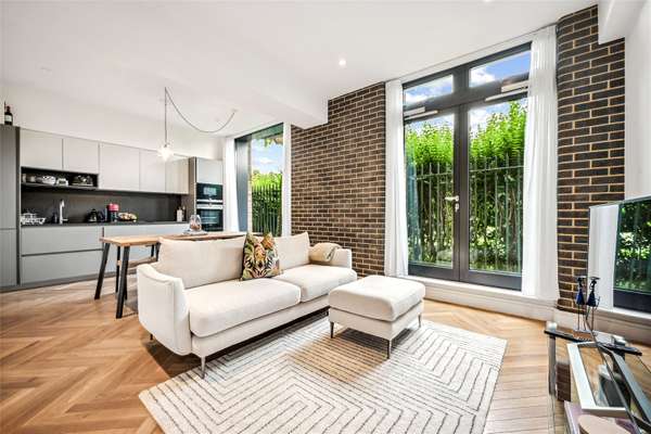Flat Atalanta Street in Greater London