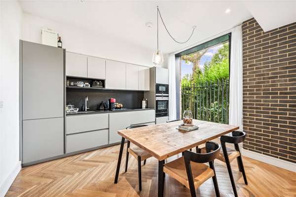 Flat Atalanta Street in Greater London
